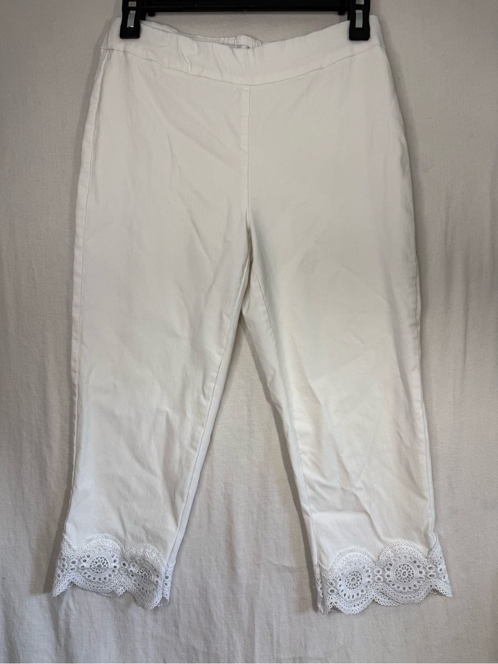 Drapers and Damons White Cropped Capri Pants with Eyelet Lace Hem PS